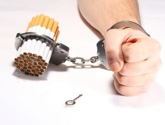 É bastante difícil deixar de fumar debido á forte dependencia. 